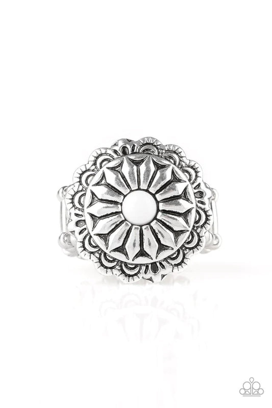 Daringly Daisy - White Ring