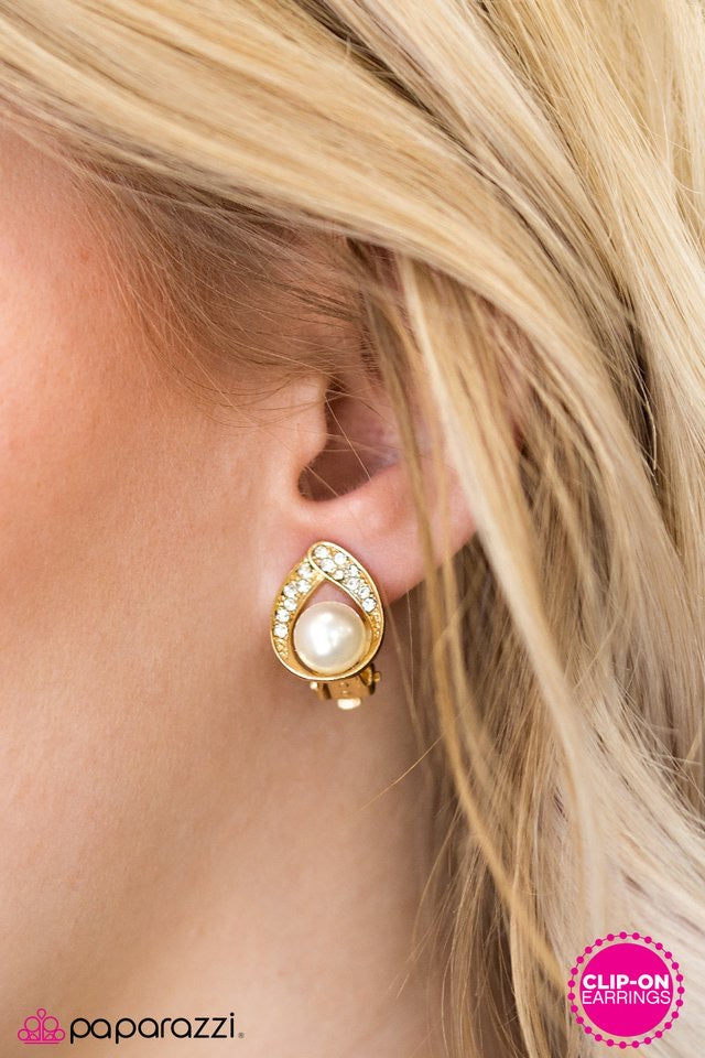 Top Classic - Gold Paparazzi Earring